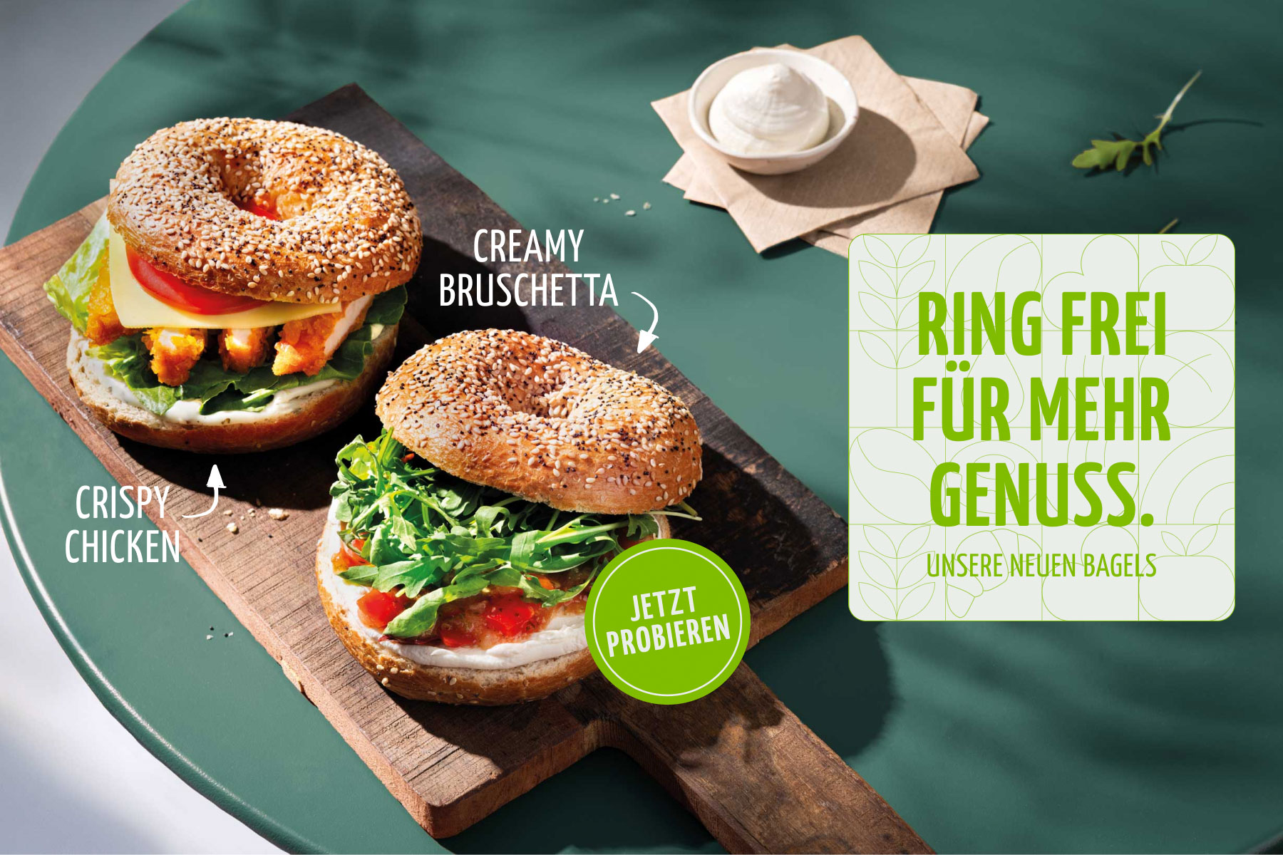 NEU BEI BACKWERK: BAGELS: Crispy Chicken & Creamy Bruschetta